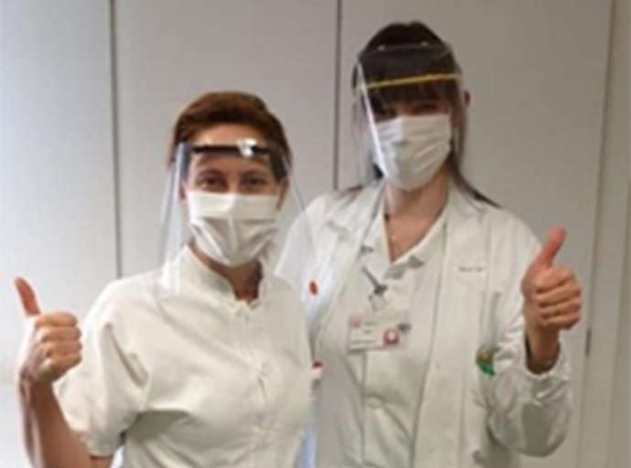 We can help: giovani varesini producono visiere protettive